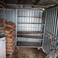 carrello porta piante e fiori su ruote