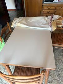 Tavolo in legno con sedie