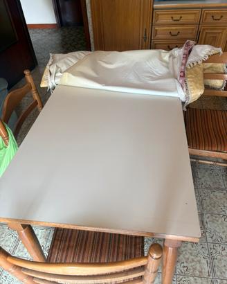 Tavolo in legno con sedie