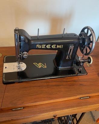 macchina da cucire d'epoca NECCHI
