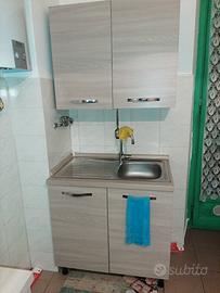 cucina con componenti aggiuntivi