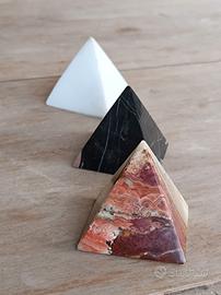 3 piramidi in marmo nero, alabastro, quarzo bianco