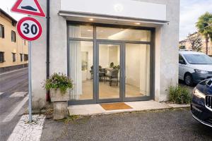 AMPIO NEGOZIO CON POSSIBILITÀ DI TRASFORMAZIONE IN