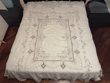 Tovaglia abruzzese in lino ricamata a mano