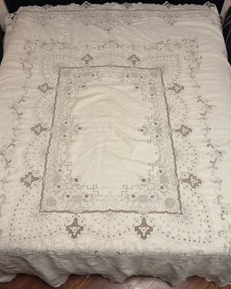 Tovaglia abruzzese in lino ricamata a mano
