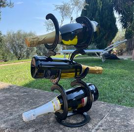 Porta bottiglie, creato con ferri di cavallo.