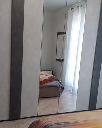 Armadio 6 ante battenti 2 comò 1 specchio 2 comodi