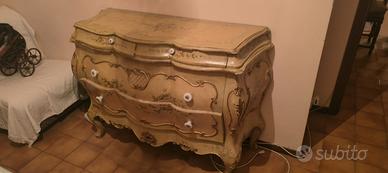 Cassettiera decorata