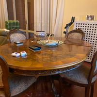 Tavolo il legno vintage espandibile con sedie