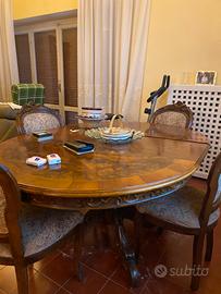 Tavolo il legno vintage espandibile con sedie