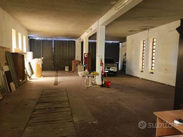 Unità uso deposito/ garage in immobile residenzial