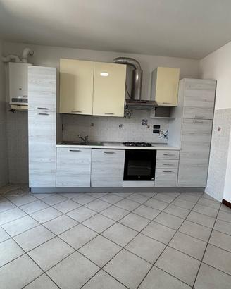 Cucina completa di elettrodomestici funzionanti