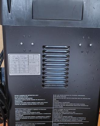 Caricabatterie booster per auto e moto