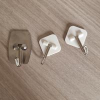 Ganci adesivi