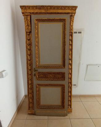 portale con porta antico