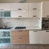 Cucina Antares con scaffali forno e frigorifero
