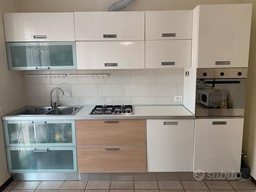 Cucina Antares con scaffali forno e frigorifero