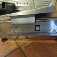 Affettatrice elektronik 200