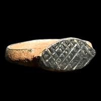 Anello romano antico con griglia magica protezione