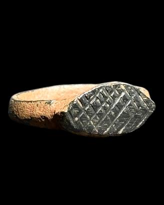 Anello romano antico con griglia magica protezione