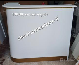 bancone reception ad angolo bianco e oro su misura