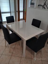 Tavolo 140x75 con 4 sedie.