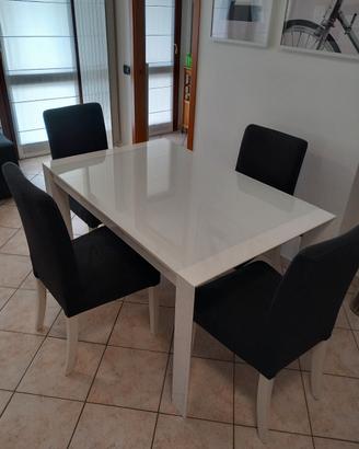 Tavolo 140x75 con 4 sedie.