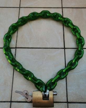 catena inguaiata con lucchetto 