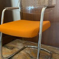 Elegante poltroncina dal design moderno.  - Seduta