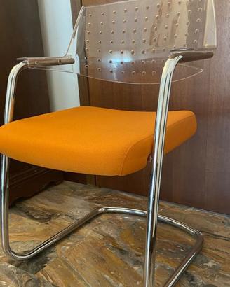 Elegante poltroncina dal design moderno.  Cardex