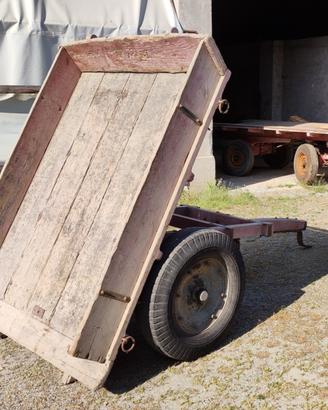 Carro agricolo antico ribaltabile