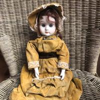 Bambola di porcellana antica