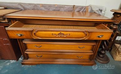 Elegante cassettiera in legno con intagli