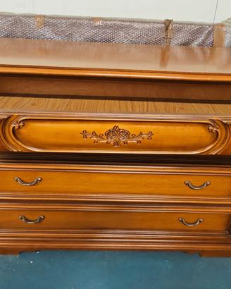 Elegante cassettiera in legno con intagli