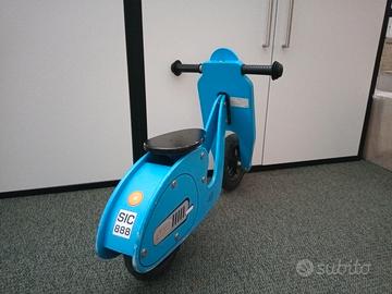 Vespa in legno verniciato