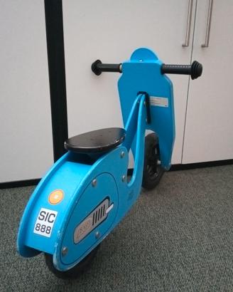 Vespa in legno verniciato