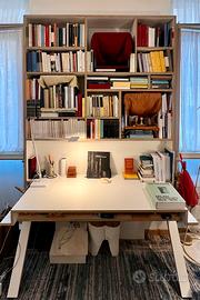 Libreria a parete con scrivania integrata