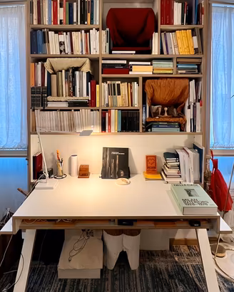 Libreria a parete con scrivania integrata