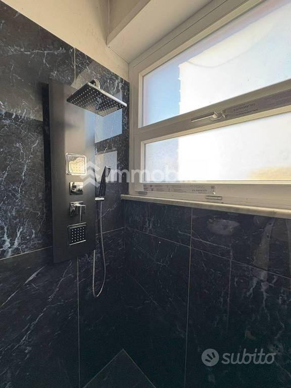 Appartamento di 150 m² con più di 5 locali a Torin - Vista 3