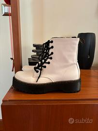 Stivali tipo Dr Martens con carrarmato alto