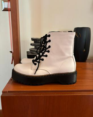 Stivali tipo Dr Martens con carrarmato alto
