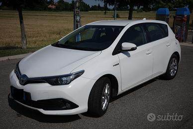 Toyota auris ibrida 2016