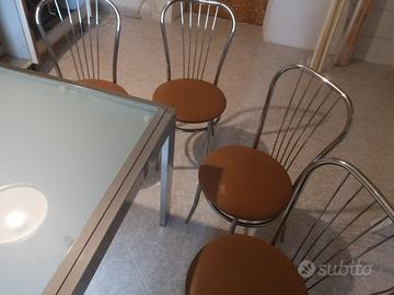 Tavolo in vetro con sedie