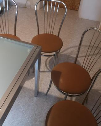 Tavolo in vetro con sedie