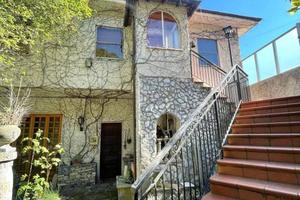 Casa indipendente di 300 m² con più di 5 locali e 