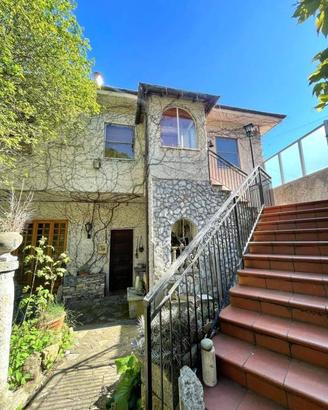 Casa indipendente di 300 m² con più di 5 locali e 