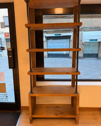 Scaffale con mensole stile industrial