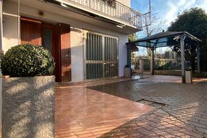 Singola 170mq abitabile con 1300mq giardino