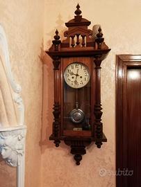 Orologio a pendolo a muro.