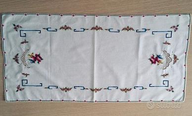 CENTRINO RICAMATO A MANO